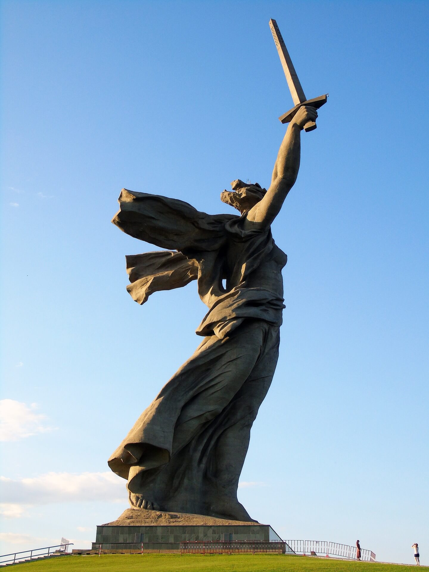 alt="volgograd statue"